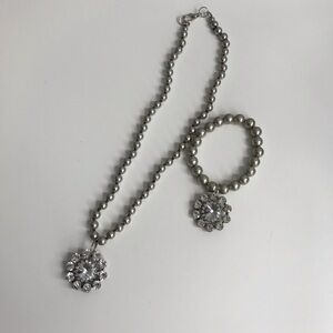 Boutique Silver Round flower necklace with matching stretch bracelet